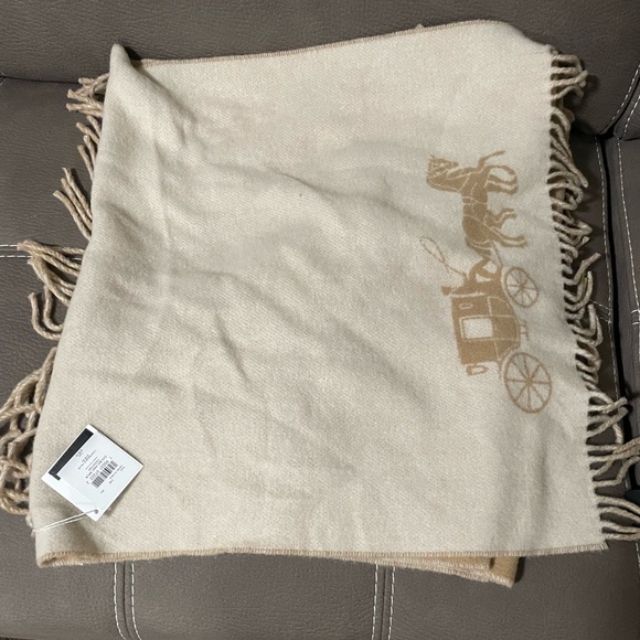 GIFTABLE COACH WOOL SCARF! - Picture 2 of 3